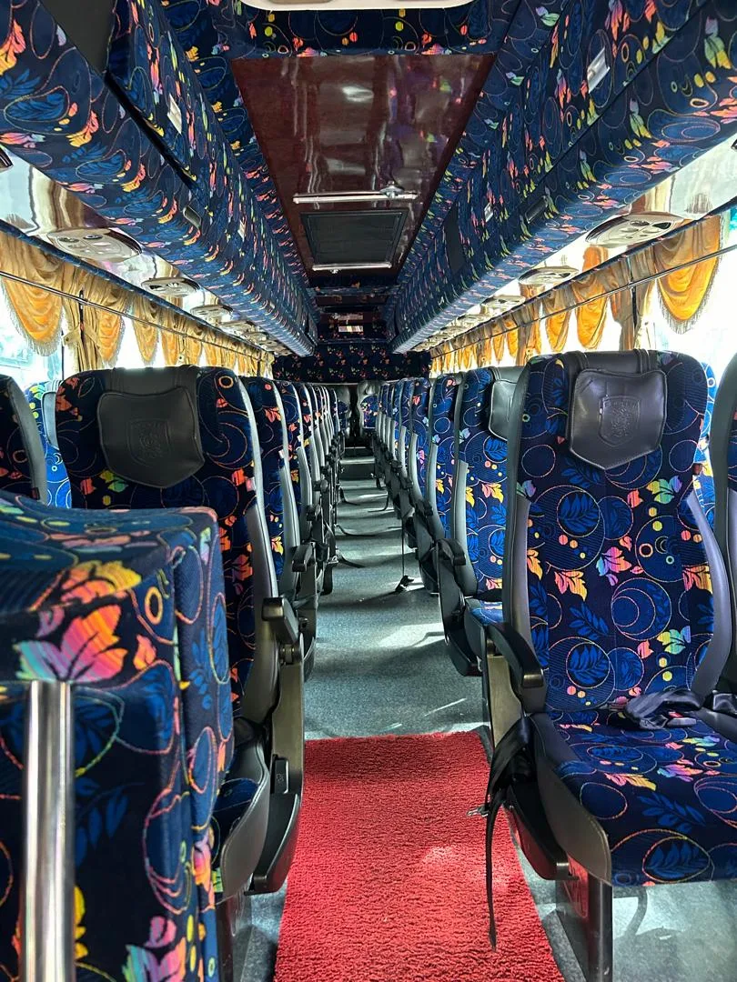 Susunan tempat duduk penumpang di dalam bas persiaran VIP 44 tempat duduk