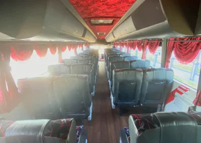 Bas persiaran VIP 44 tempat duduk. Gambar dari sudut pandangan belakang bas. Luas dan selesa