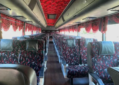 Bas persiaran VIP 44 tempat duduk, gambar dari pandangan dalaman bas. Setiap kerusi lengkap tali pinggang keledar untuk keselamatan penumpang