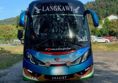 Bas persiaran VIP 44 tempat duduk berwarna biru dilihat dari sudut hadapan